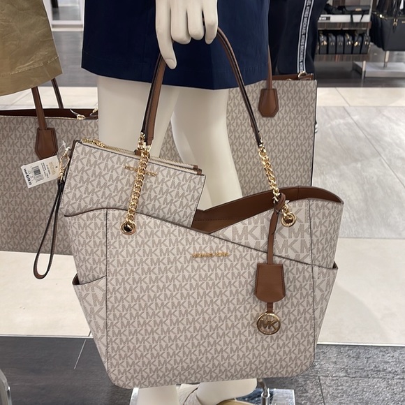 MICHAEL KORS LARGE X CHAIN SHOULDER TOTE 
& 
LARGE DOUBLE ZIP WALLET WRISTLET - Picture 5 of 16